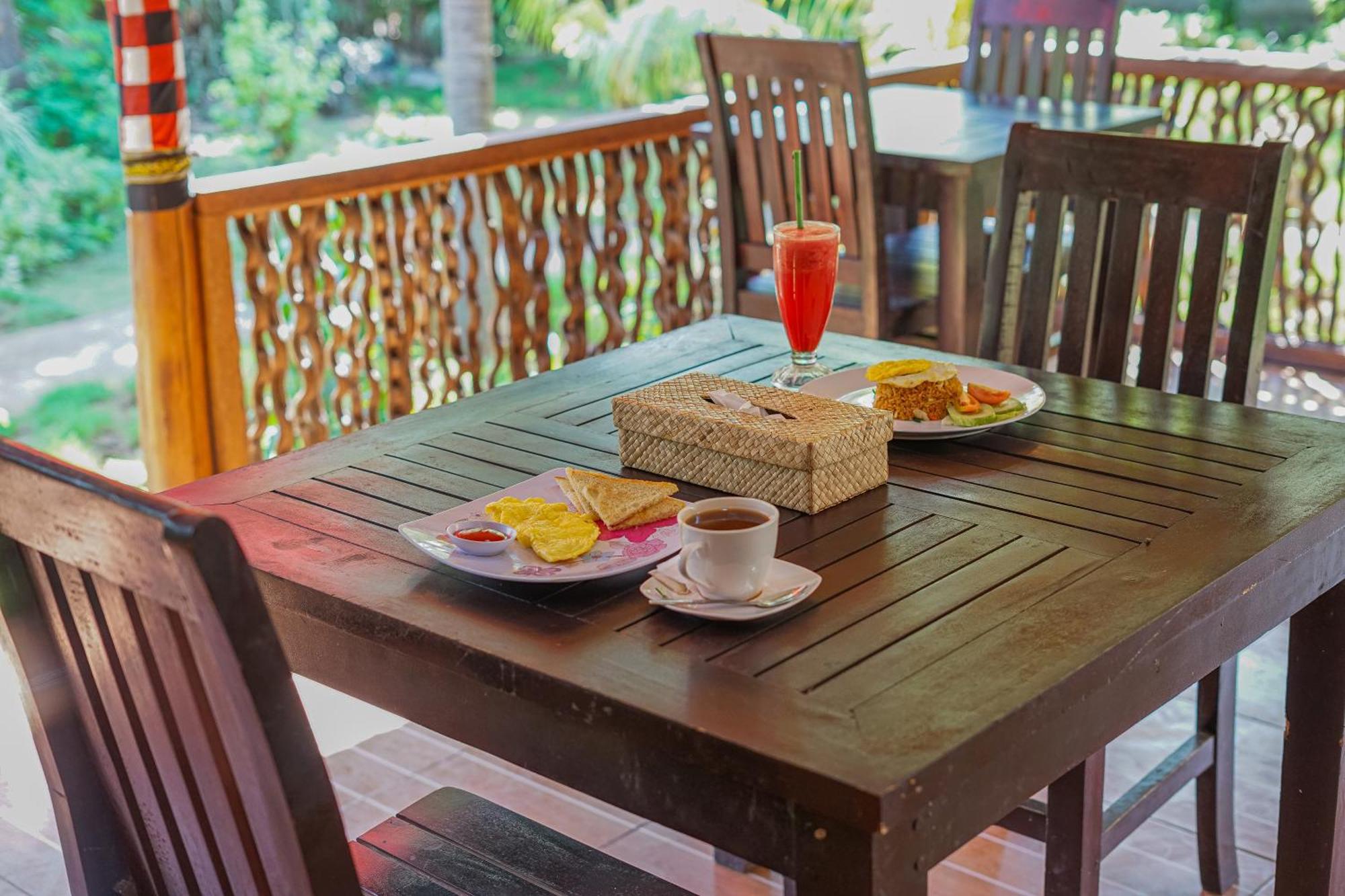 Made Taro - Menjangan Homestay Banyuwedang Exterior foto