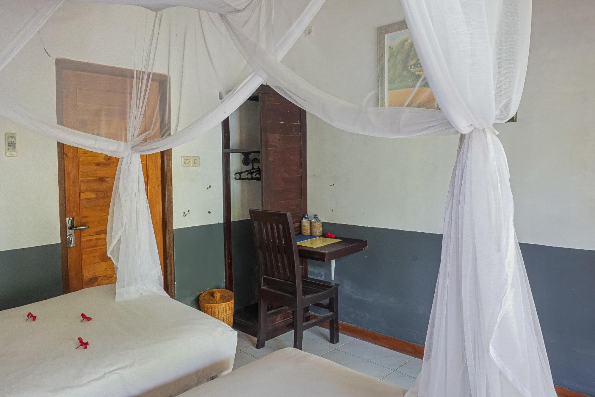 Made Taro - Menjangan Homestay Banyuwedang Exterior foto