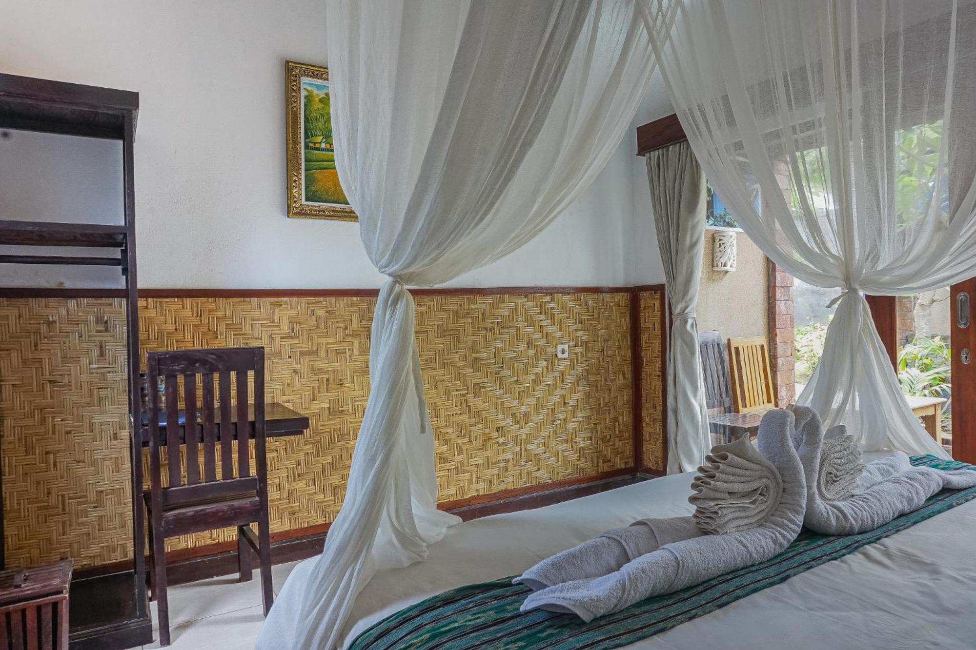 Made Taro - Menjangan Homestay Banyuwedang Exterior foto