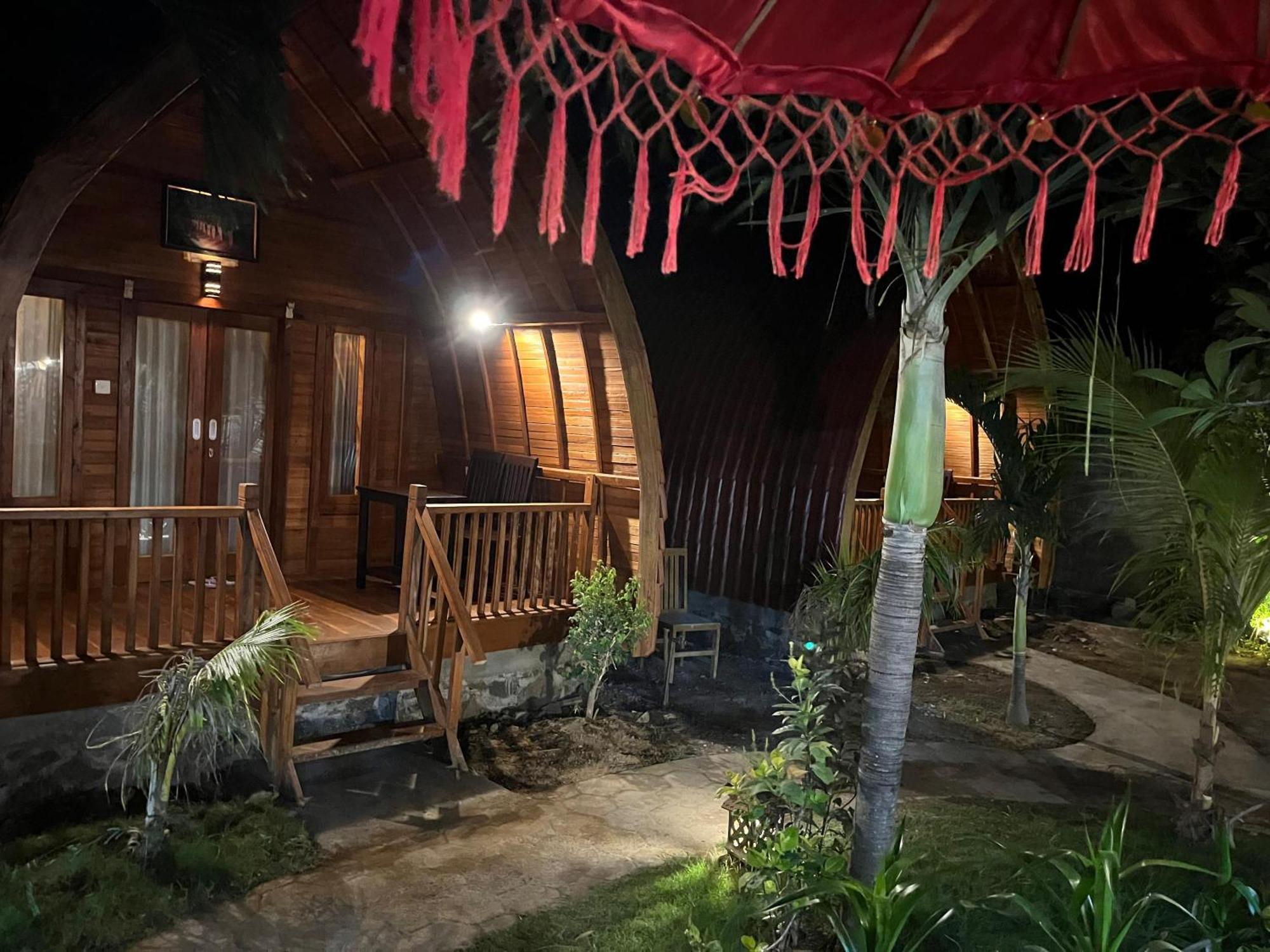 Made Taro - Menjangan Homestay Banyuwedang Exterior foto